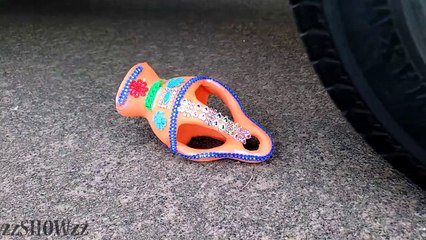 Aplastando Bombillas y Juguetes con la Rueda de un Coche - ASMR