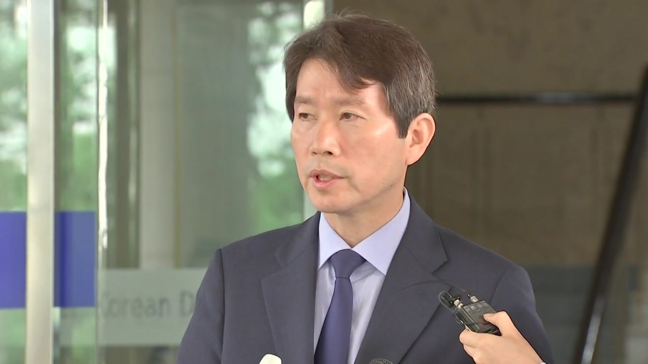 이인영 첫 출근 "남북·북미 대화 지속돼야...군사적 긴장 바람직 않아" / YTN