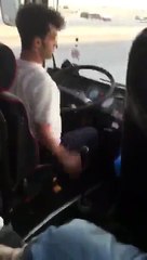 Sa manière de conduire le bus est loin d'être rassurante.