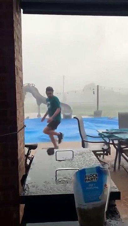 Homme vs Trampoline pendant une tempête