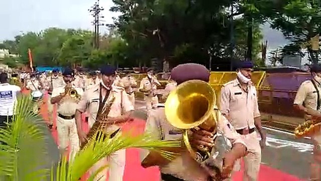 कोरोना के चलते पहली बार भक्तों की जगह पुलिसवालों ने निकाली महाकाल की सवारी