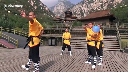 Shaolin monk throws needles through glass to pop balloons in China