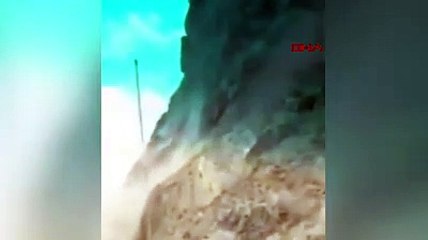 12 tonluk dev kayanın karayoluna düştüğü anlar...