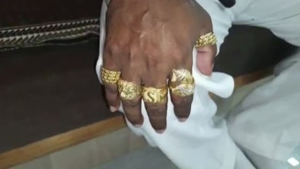 Un hombre encarga en la India una mascarilla hecha de oro puro contra la COVID-19