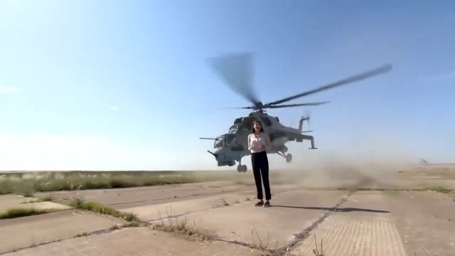 Une journaliste russe se fait frôler par un hélicoptère en pleine interview