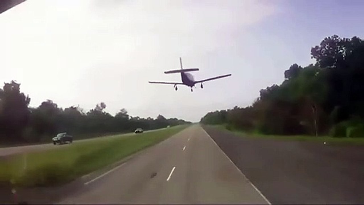 Il se fait doubler par un véhicule assez inattendu sur l'autoroute