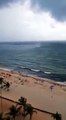Une trombe marine approche dangereusement d'une plage brésilienne