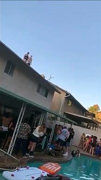 Elle s'en sort indemne après un plongeon du toit complètement raté... bon karma