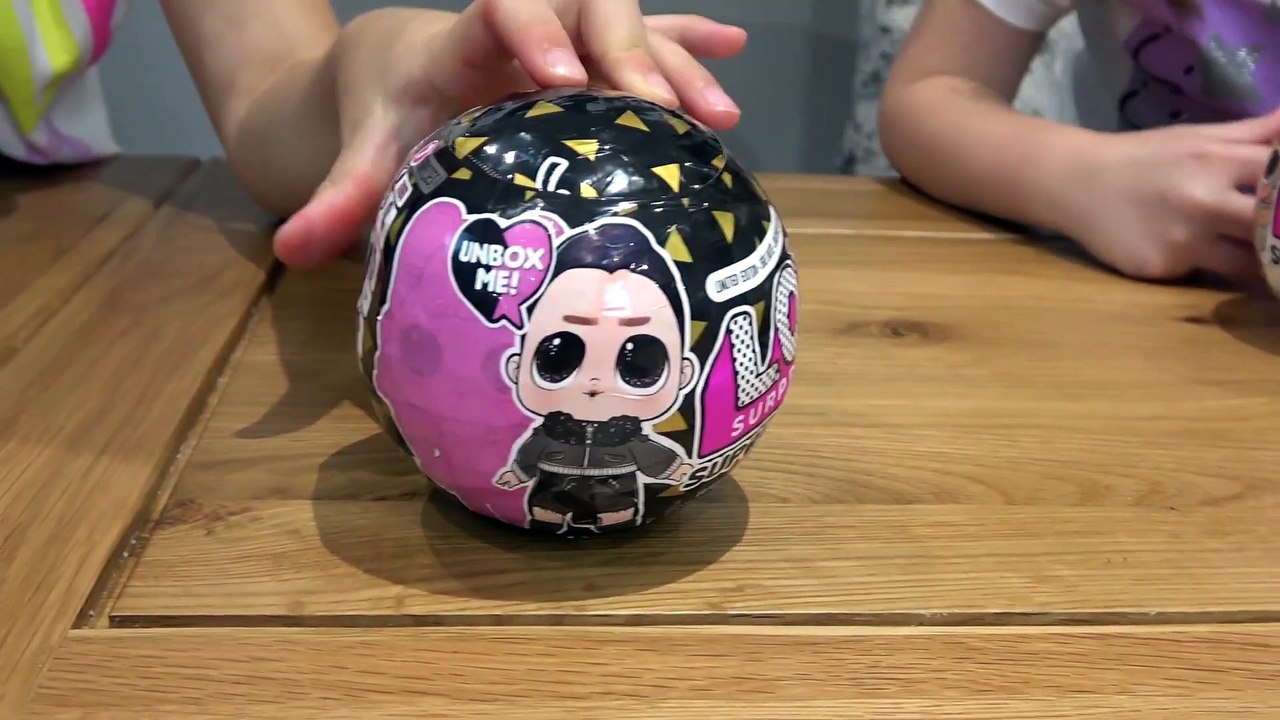 Sophia e Isabella Brincando de Roleta LOL Surprise Bonecas