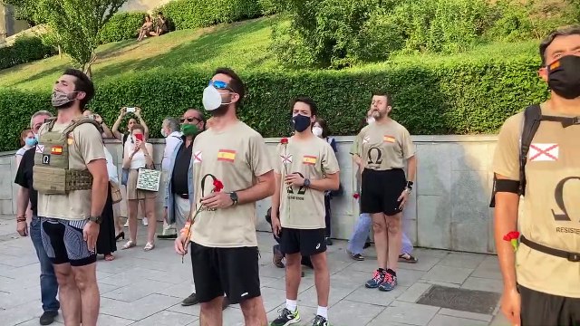 Los corredores ultraconservadores de Resiste España entonan un cántico por las víctimas de la Covid-19 a las puertas de La Almudena