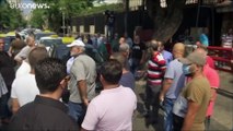 شاهد: سائقو التاكسي في لبنان يتظاهرون احتجاجا على تراجع قيمة الليرة