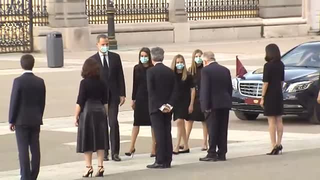 Los reyes asisten en la Almudena a una misa funeral por las víctimas de la COVID-19