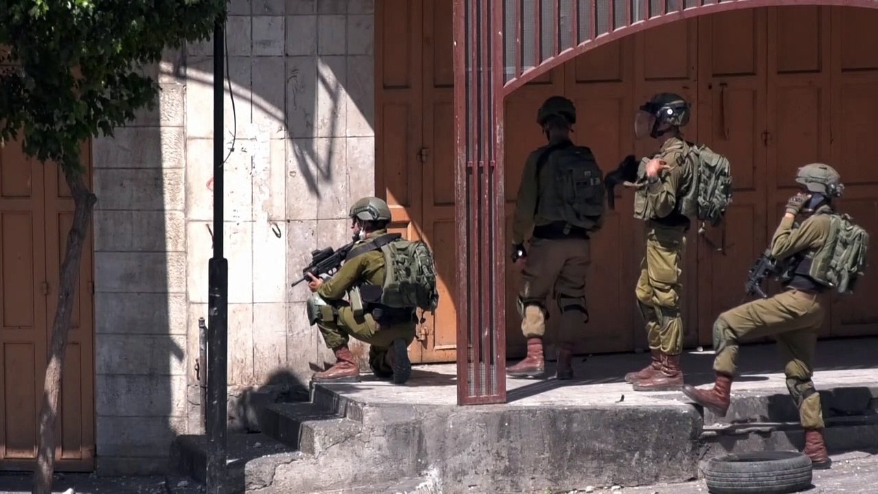 صدامات بين متظاهرين فلسطينيين وجنود إسرائيليين...