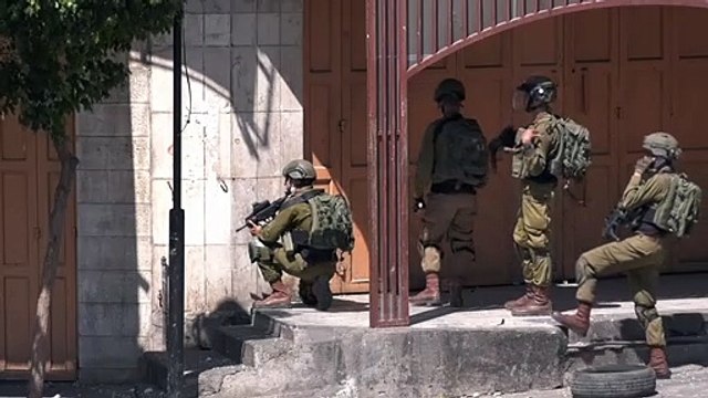 صدامات بين متظاهرين فلسطينيين وجنود إسرائيليين في الخليل