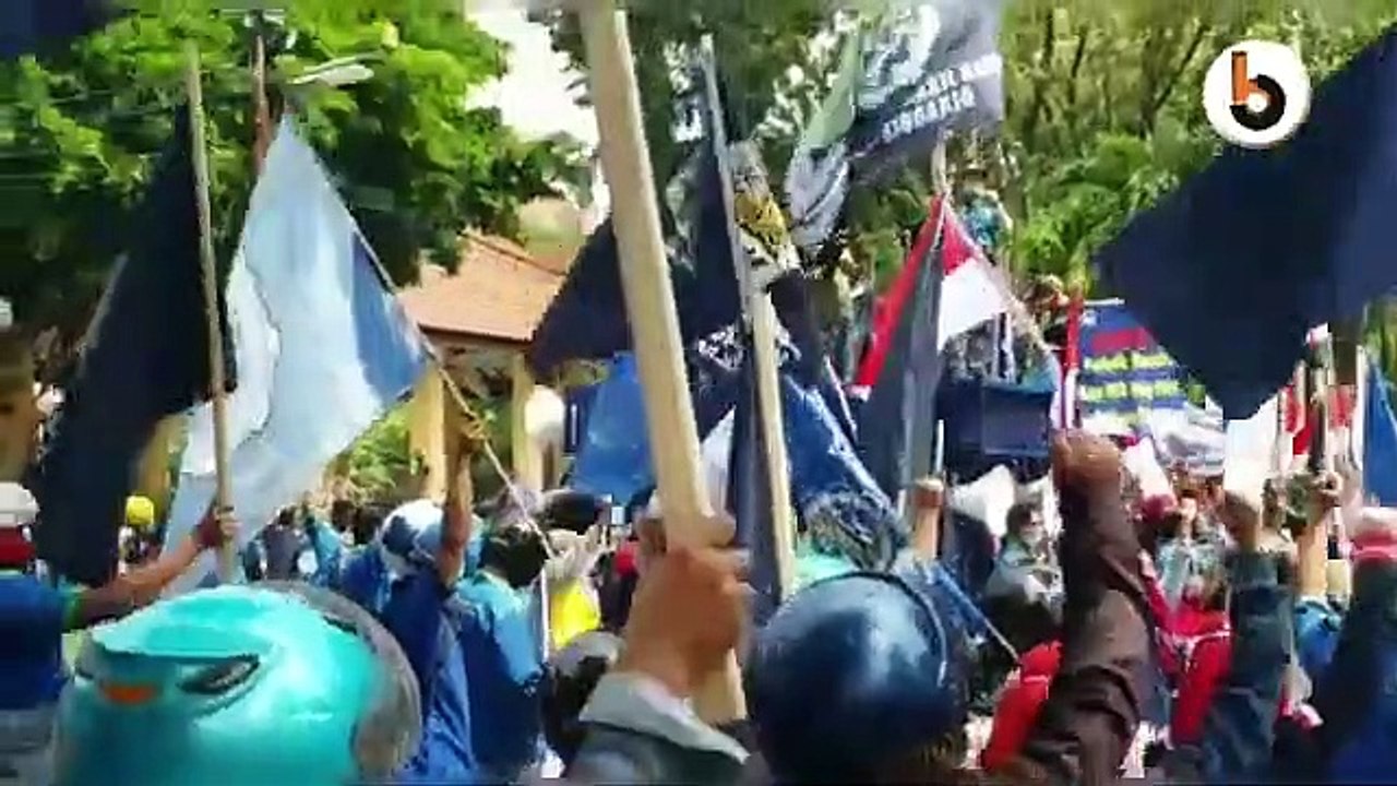 RATUSAN BURUH GELAR AKSI DEMO SAAT PANDEMI DENGAN MELAKUKAN JAGA JARAK