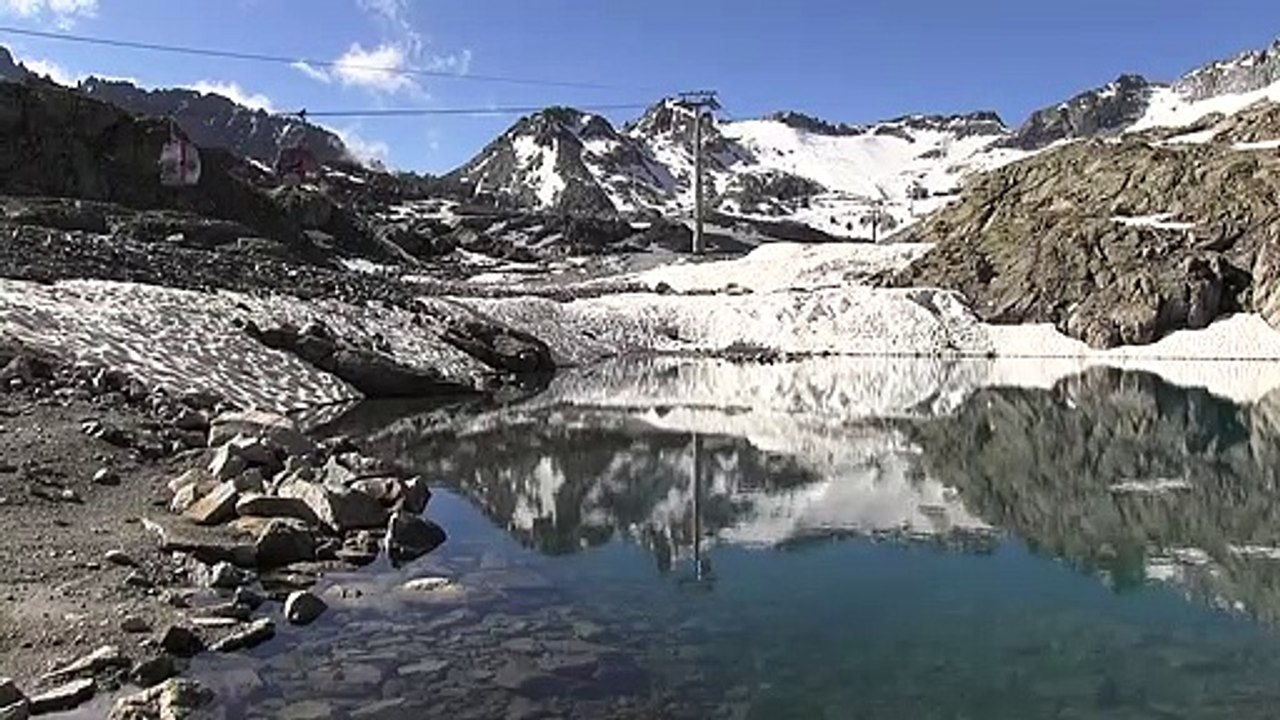 Alge färbt Alpen-Gletscher pinkfarben