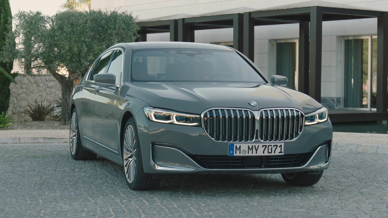 Integral-Aktivlenkung mit weitergehender Unterstützung beim Rangieren, neue Außenfarben und Optionen von BMW Individual