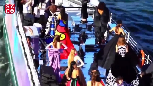 Balmain, Seine Nehri üzerinde, bir mavnada gerçekleştirdiği defile ile dikkat çekti