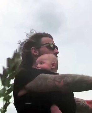 Il donne l’impression de conduire à toute vitesse son bébé sur une moto !