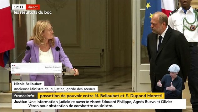 Remaniement: Nicole Belloubet craque, les larmes aux yeux, lors de la passation de pouvoir avec Eric Dupond-Moretti au ministère de la Justice