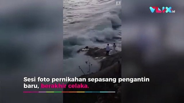 Foto Wedding, Sepasang Pengantin Dihantam Ombak Raksasa