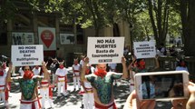 Activistas protestan en Pamplona para pedir el final de las corridas de toros