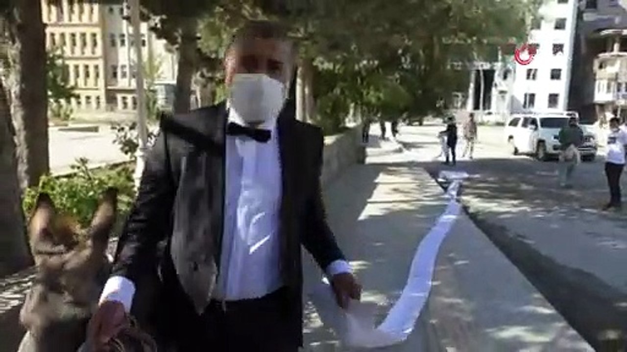 Aydın Aydın yine şaşırtmadı; sosyal medya için şarkı yazdı, eşekle birlikte adliyeye gidip şikayetçi oldu