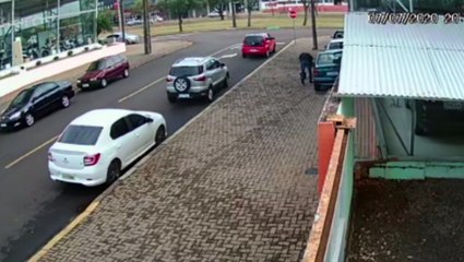 Câmera motociclista sofrendo queda ao atingir veículo na Av. Tancredo Neves
