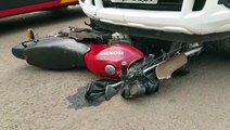 Motociclista tem grave ferimento no pé em batida na Rua General Osório