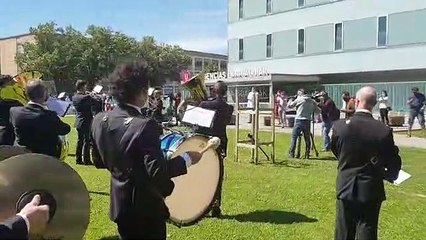 Homenaje de La Pamplonesa a los trabajadores sanitarios en el Complejo Hospitalario de Navarra
