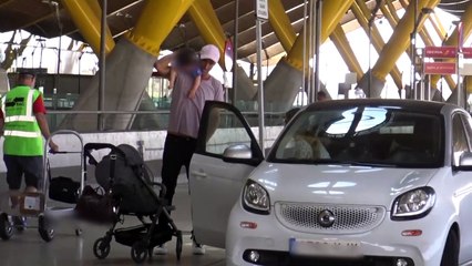 Ivana Icardi y Hugo Sierra juegan con el pequeño Martín