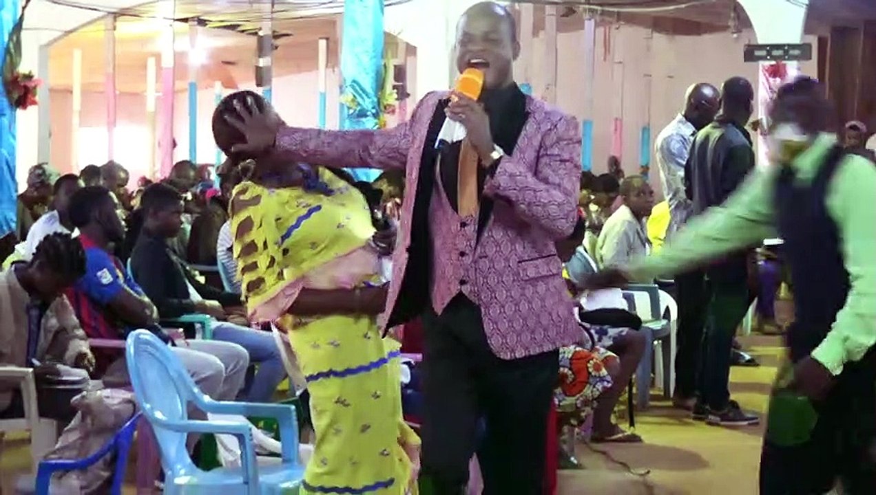 LA SOUFRANCE DANS TOUS LE PAYS: LA TERRE EST MAUDITE