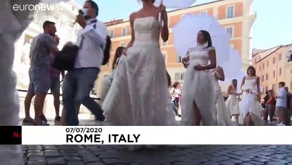 Róma: esküvői ruhába öltözött menyasszonyok tiltakoztak a koronavírus-szabályok ellen