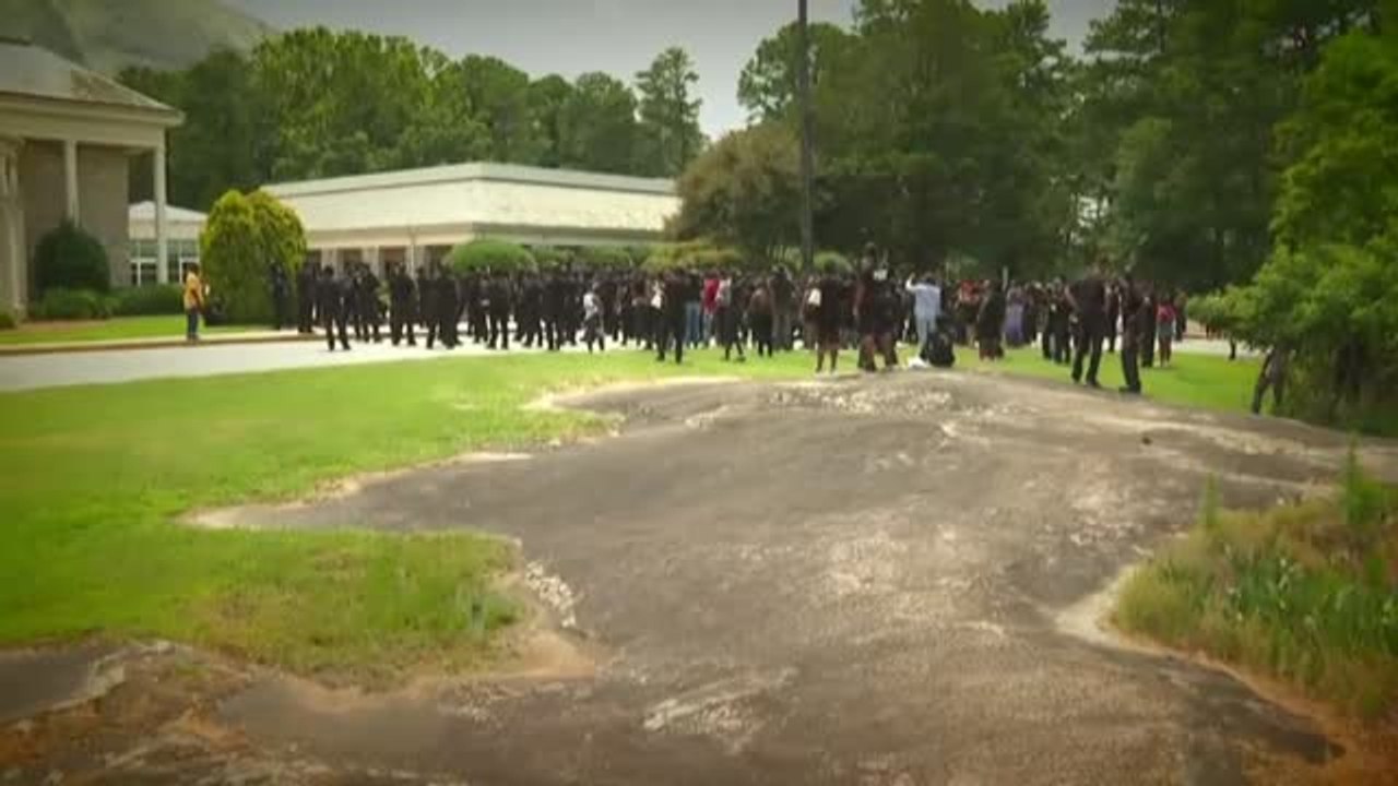 Decenas de personas fuertemente armadas se manifiestan contra el racismo