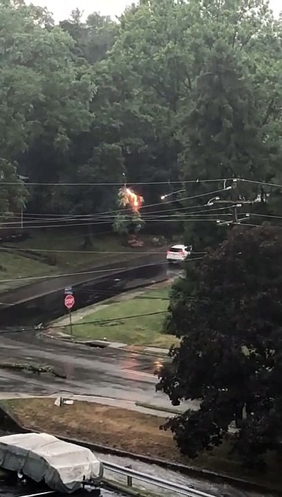 Un transformateur explose sous la pluie... Impressionnant