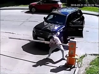 Démolir une barrière de parking... juste devant la police