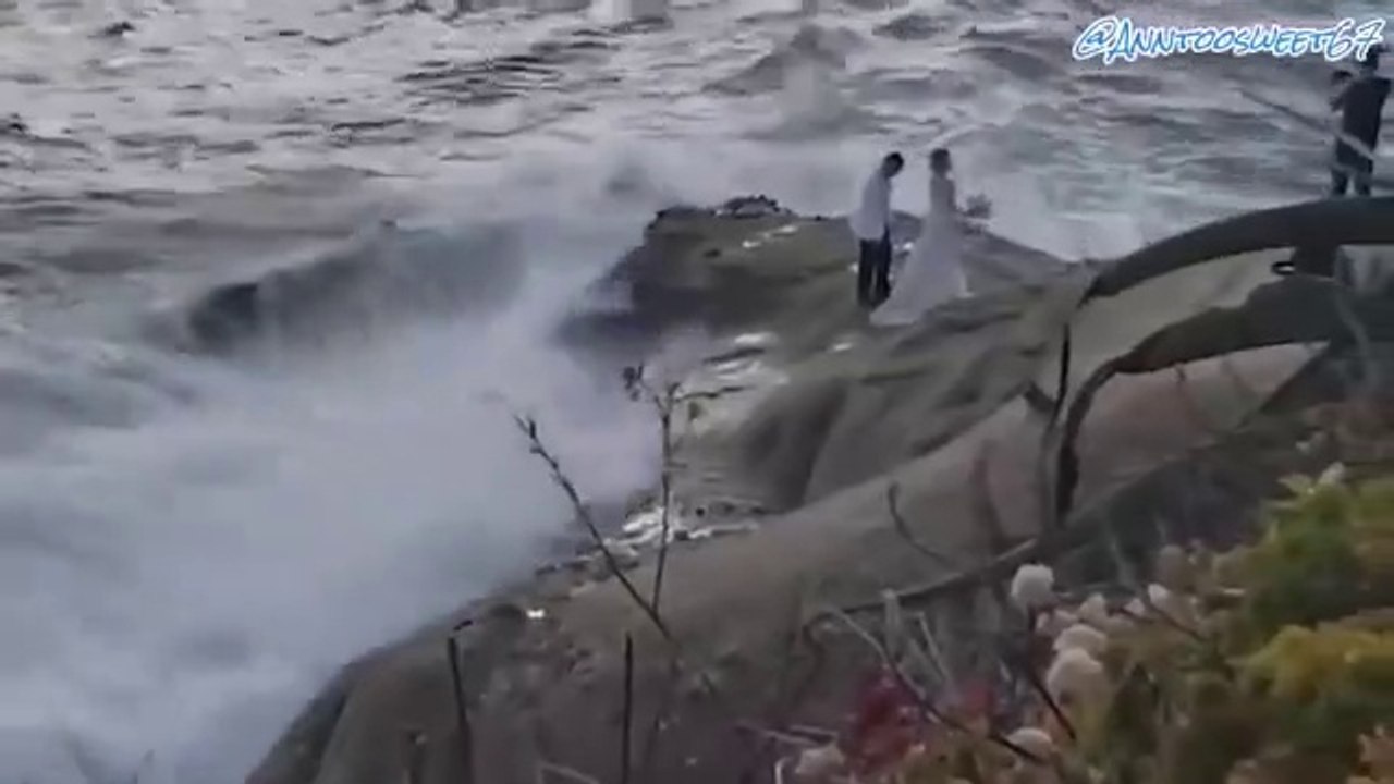 Des mariés voulaient faire une belle photo en bord de mer... mauvaise idée