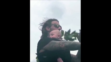 Ce papa motard conduit à toute vitesse avec son bébé... Ah non