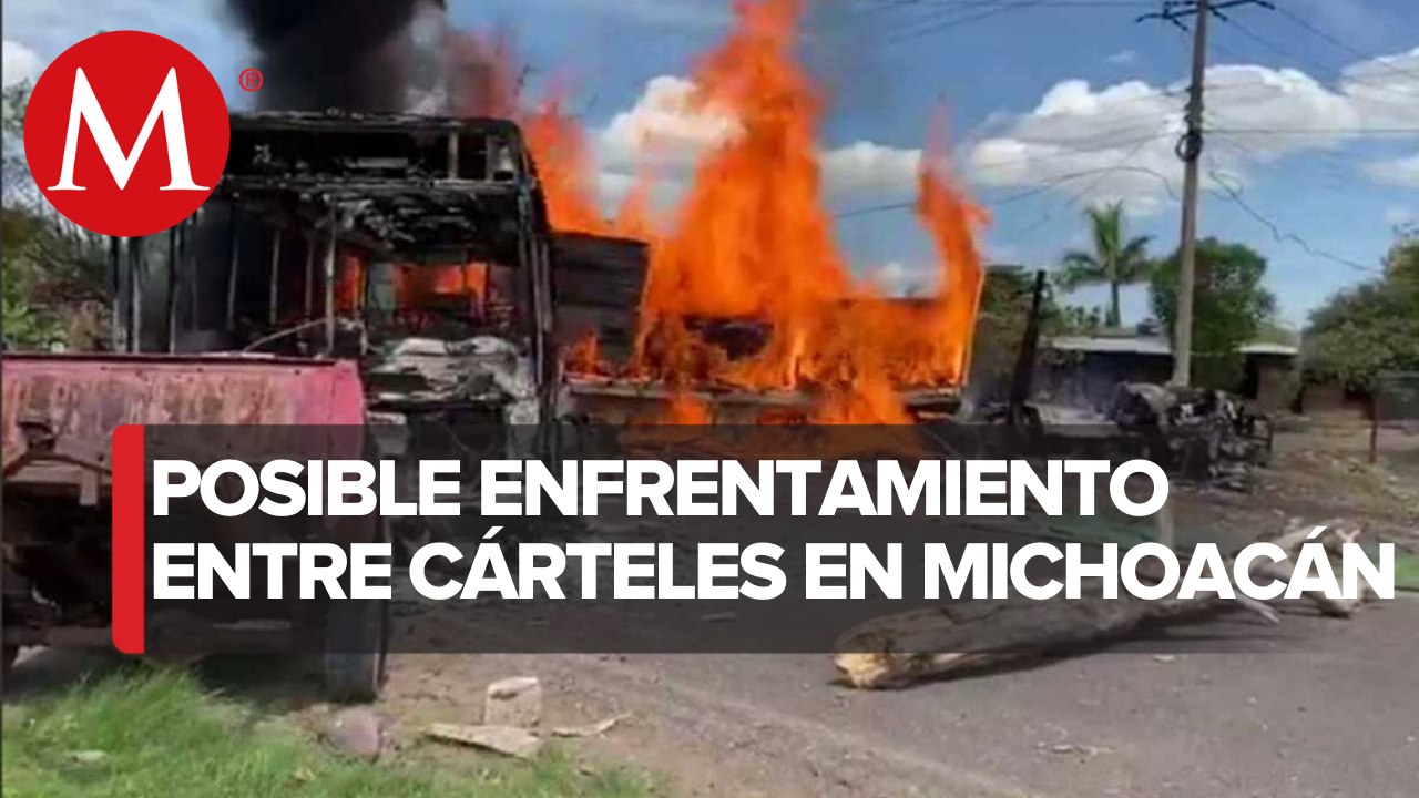 Enfrentamiento deja tres vehículos incendiados en carretera de Michoacán