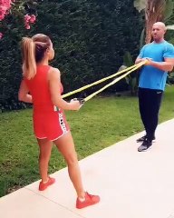 نوال الزغبي تمارس التمرينات الرياضية في منزلها