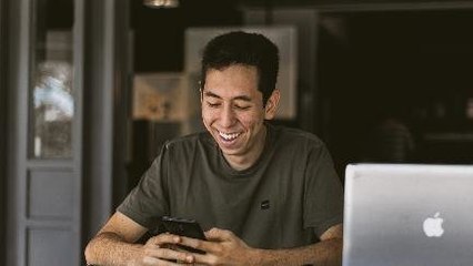 Apa iya Orang Textrovert Cuma Jago Ngomong di Chat?