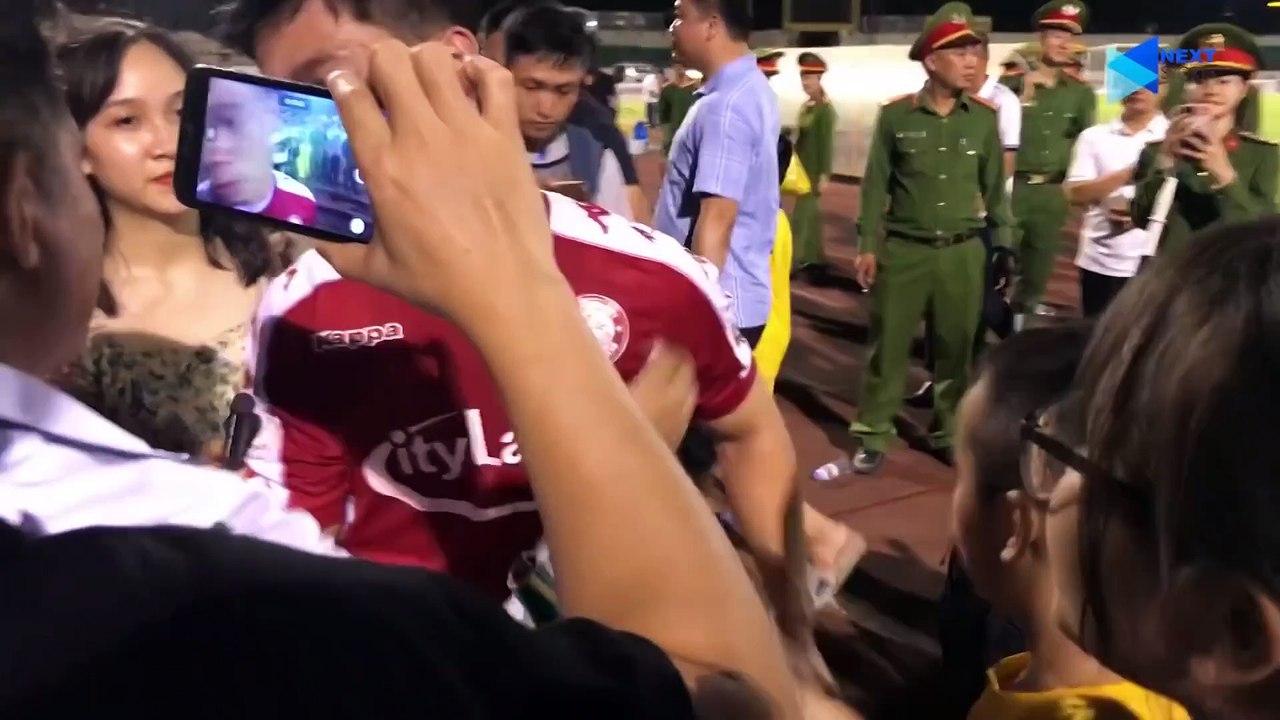 Công Phượng -gắt nhẹ- với phóng viên, thân thiện chụp hình với NHM sau trận thắng SLNA - NEXT SPORTS