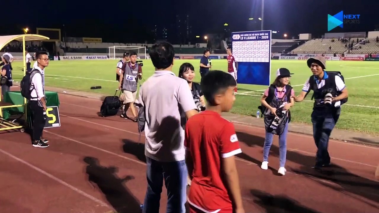 Trợ lý Lee chúc mừng Công Phượng, hỏi thăm Phan Văn Đức sau trận SLNA - CLB TP. HCM - NEXT SPORTS