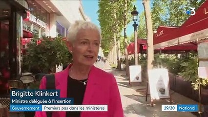 Les images insolites du remaniement avec un Ministre obligé d'attendre dans le couloir que son bureau se libère et une autre bloquée au portail par les huissiers