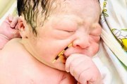 ولادة طفل وهو يمسك بوسيلة منع الحمل لوالدته