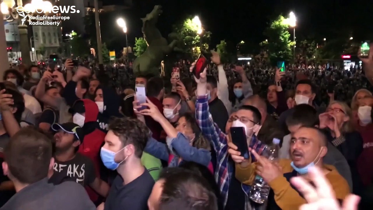 Gewaltsame Proteste gegen 2. Lockdown in Serbien