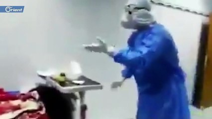 ممرض عراقي يشعل مواقع التواصل بغنائه لمسنة مصابة بكورونا