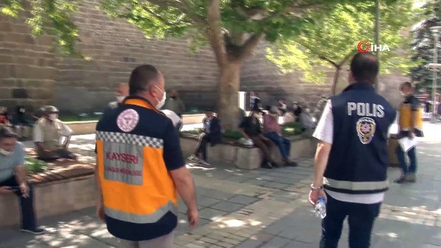 Yaşlılar Maskeyi Yüzüne, Gençler Bileğine Ve Kulağına Takıyor