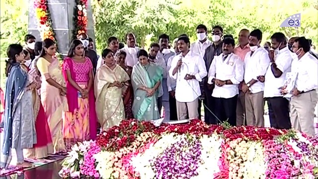YS Vijayamma Gets Emotional At YSR Ghat | Nalo Natho YSR Book Launch | YSR Jayanthi | E3 Talkies
