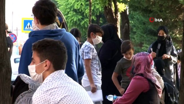 LGS’ye Girecek Olan Öğrenciler Okul Önlerinde Yoğunluk Oluşturdu